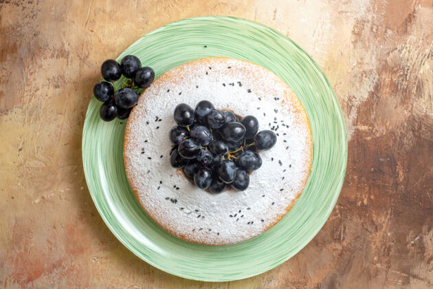可食用水果顶部特写镜头蛋糕一个开胃的蛋糕与葡萄和糖粉蛋糕食品水果