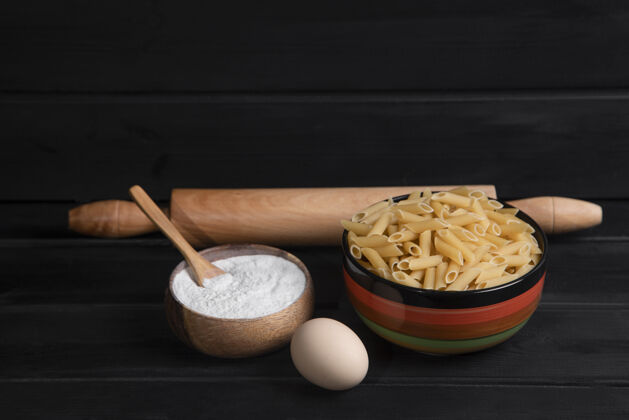 健面食配面粉和鸡蛋放在木桌上高品质照片生的未经料理的干的