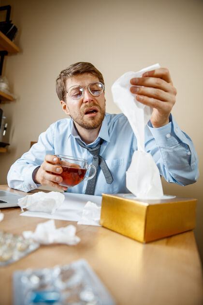 症状病人在办公室工作时 商人感冒了 季节性流感办公室疾病流感