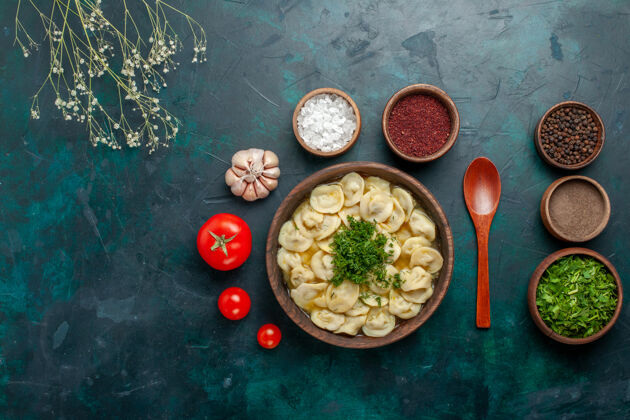汤俯瞰美味的饺子汤 用不同的调味料放在一个绿色的汤面上 汤肉面团蔬菜食品晚餐美食面团