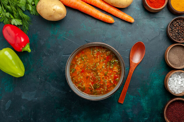 蔬菜俯瞰美味的蔬菜汤与不同调味料的深绿色表面食品蔬菜配料汤产品餐生的配料深绿色