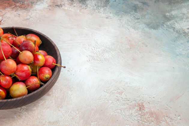 成熟侧面特写查看樱桃开胃樱桃在木碗里放在桌上饮食可食用水果石榴