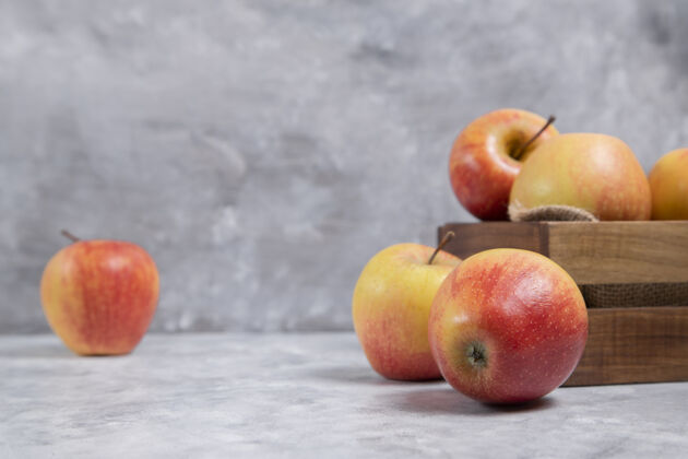 成熟一个木制的旧盒子 里面装满了新鲜成熟的红苹果 放在大理石背景上高质量的照片农业自然营养