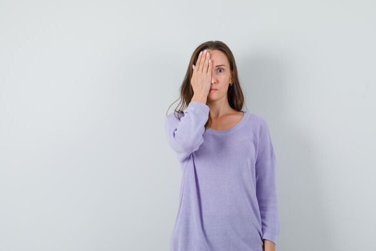 头发穿着休闲衬衫的年轻女士手拉着手 眼神好奇持有亚洲女性