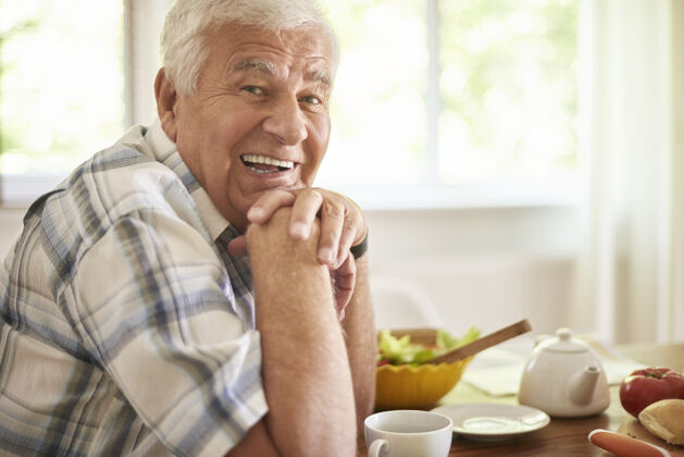 吃饭老人早餐后放松舒适衰老的过程老年