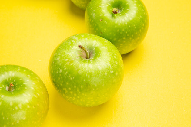 侧卧侧面特写苹果桌上三个开胃的苹果吃苹果多汁特写