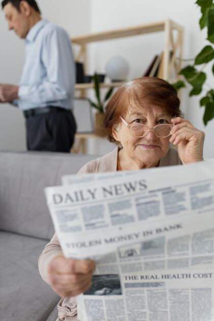 尊重拿报纸的中枪女人退休之家老年人老年人