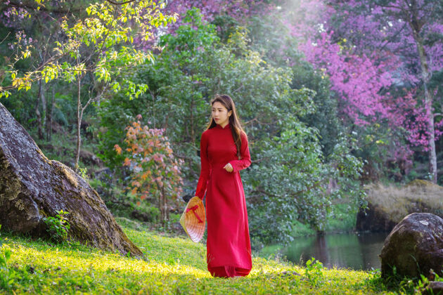 衣服樱花园里穿着越南传统文化的女人城市文化女性