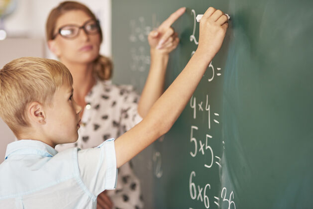 特写老师试图帮助男孩理解数学科学学校建设教育