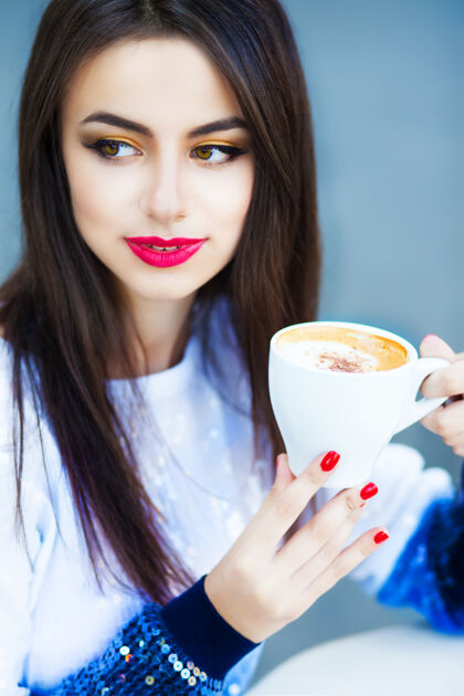 早餐一个留着长发的女人喝咖啡的画像咖啡健康咖啡馆