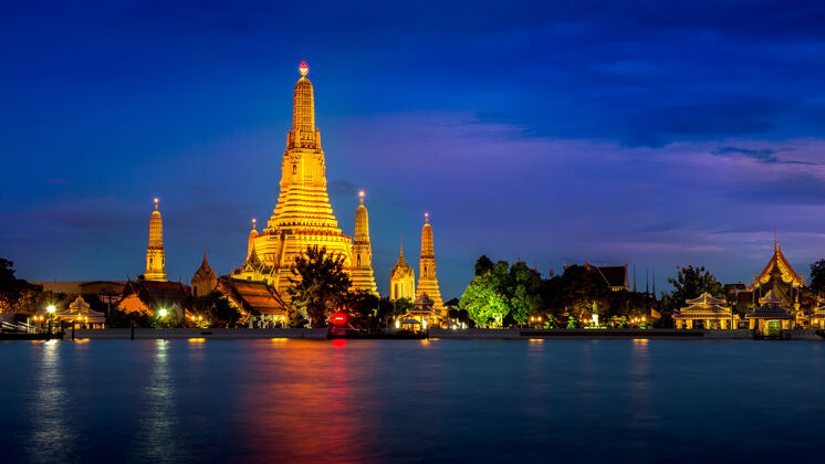 黄昏泰国曼谷的华伦寺泰国城市景观船
