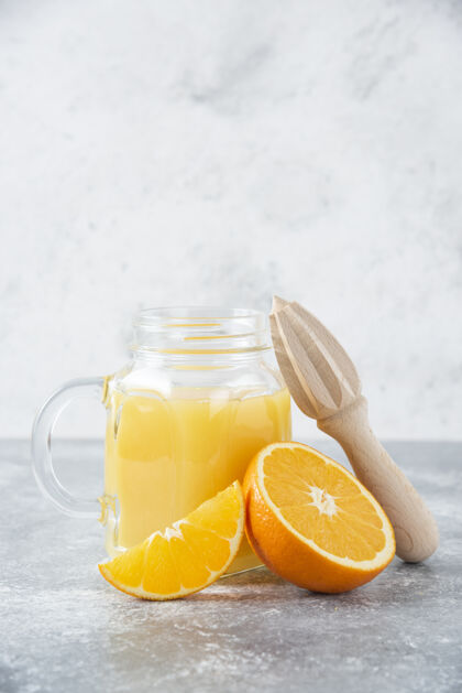水果石桌上放着一杯果汁和新鲜的橙子味道圆形天然