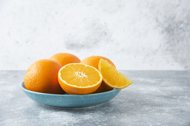 柑橘石桌上摆满了切好的橙汁水果水果热带成熟