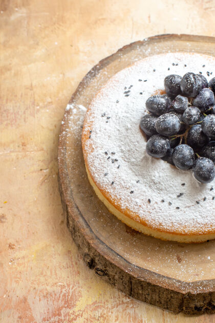 蓝莓顶部特写镜头蛋糕厨房板上有黑葡萄和糖粉蛋糕小吃蛋糕板