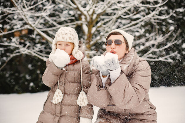 太阳镜一家人穿着冬装在雪林里度假外面衣服女人