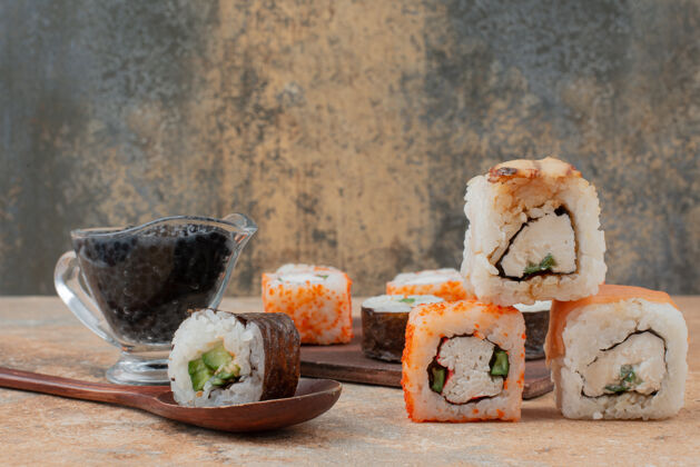 套餐一套美味的寿司卷放在大理石上生的卷美味