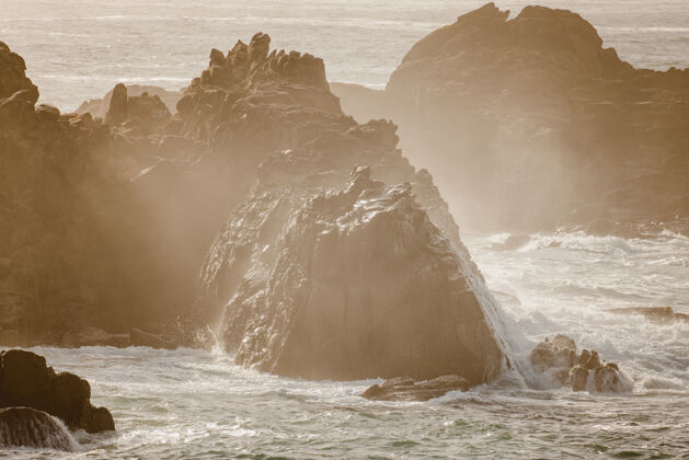海洋白昼在水体上形成白色岩石海滩绘画悬崖