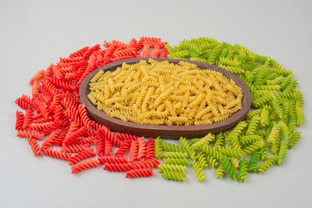 意大利面五颜六色的美味生通心粉在盘子里生的彩色盘子