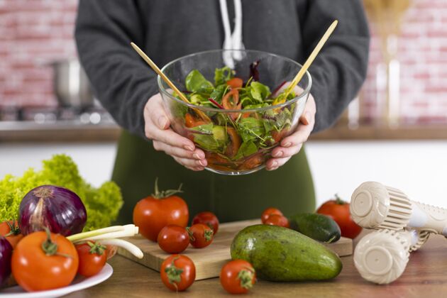 室内把拿碗的手收起来健康蔬菜保健