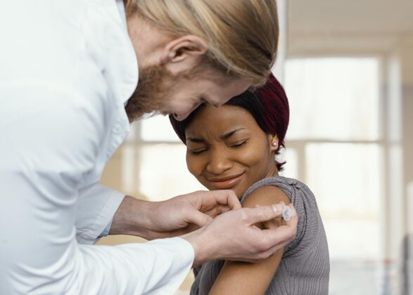 医疗保健专业人士特写一个正在接种疫苗的女人工作医生健康