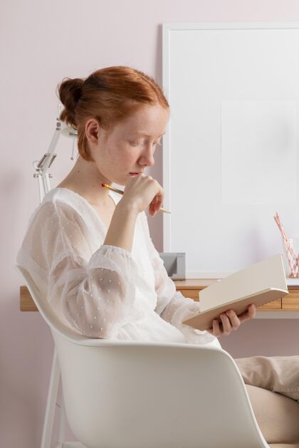 女人工作场所的女人在读书模特阅读女人