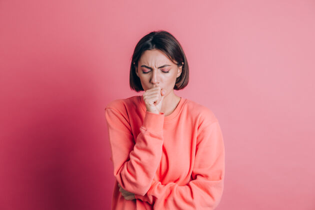 人背景上穿着休闲毛衣的妇女感到不适 咳嗽是感冒或支气管炎的症状保健概念病毒人年轻