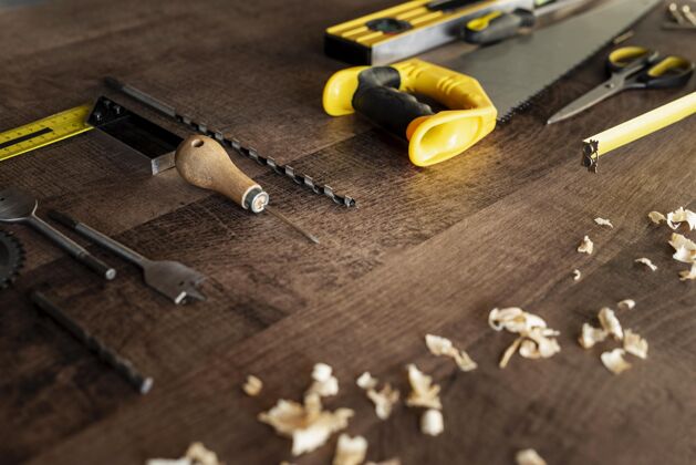 工匠桌面上的木制工具俯视图铅笔工匠螺丝刀