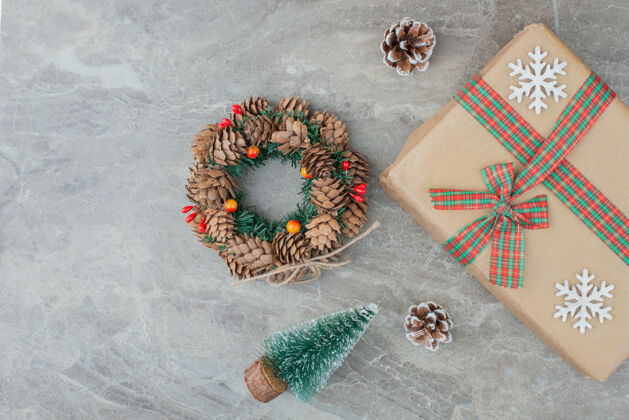 装饰品圣诞礼盒 松树和大理石花圈节日玩具雪花