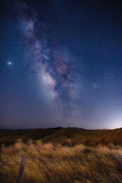 宇宙夜晚蓝天下的褐色草地银河系大自然太空