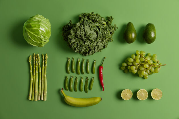 卷心菜头顶拍摄绿色水果和蔬菜为您的健康营养卷心菜 芦笋 鳄梨 豌豆 香蕉 酸橙 红辣椒和葡萄有机成分的集合吃混合香蕉饮食