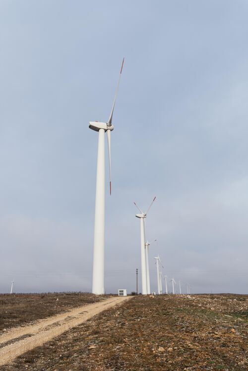 可再生许多风力涡轮机在现场发电的侧视图电能可再生能源生态
