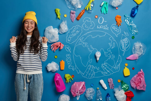 站青年女性环保志愿者理念乐观清洁容器