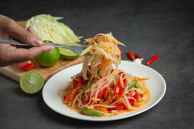 食物泰国菜；索姆图姆或木瓜沙拉食谱美味能源