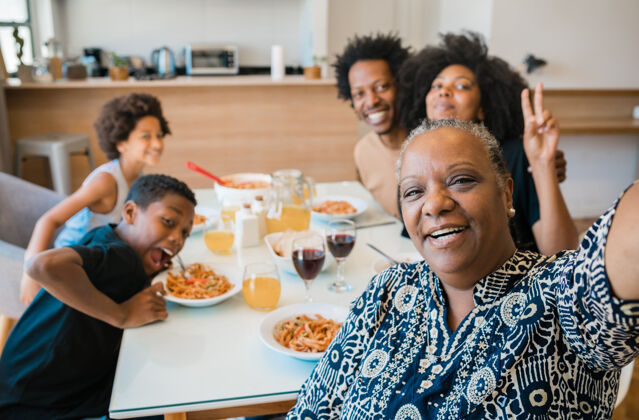 欢乐非裔美国人多代家庭在家吃饭时一起自拍的照片家庭孩子房子