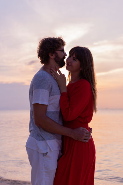 爱日落时分热带海滩上的一对幸福浪漫的情侣在一起女人情侣