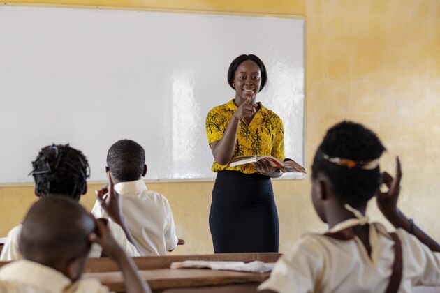 小学一群非洲孩子在上课老师童年教育