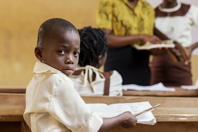 青年一群非洲孩子在上课学校童年学生