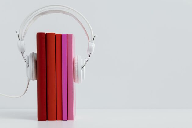 卷带耳机的彩色书籍教育复制空间水平