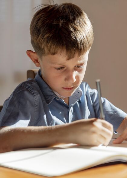 可爱特写下孩子在笔记本上写的东西情绪表情桌子