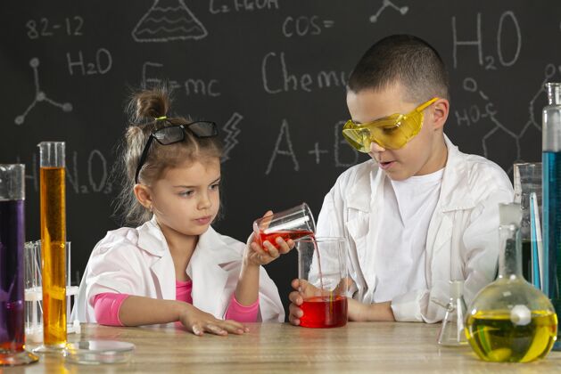 实验孩子们在实验室做实验科学试管防护眼镜