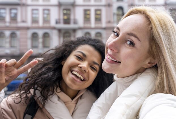 友谊近距离观察女人们在一起的姿势旅行朋友旅行者