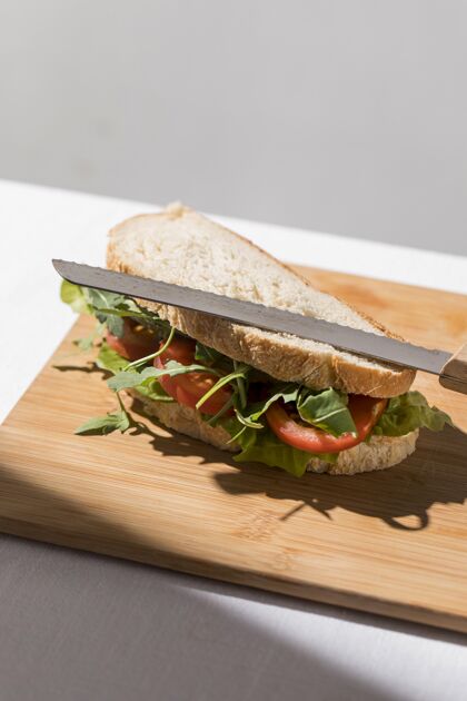营养西红柿和绿色的高角度烤面包三明治绿色垂直美食