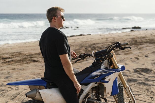 姿势夏威夷骑摩托车的人激情男人冒险