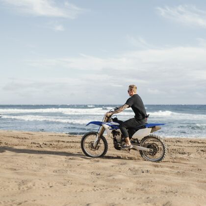 激情夏威夷骑摩托车的人夏威夷模型姿势