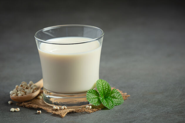 健康小米牛奶在玻璃杯里准备好了种子抗氧化剂种植