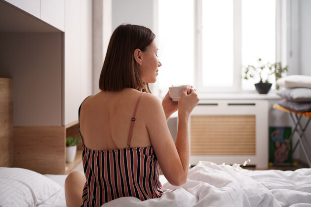 床后景：女人们在床上喝咖啡 醒来后舒展筋骨放松伸展浪漫