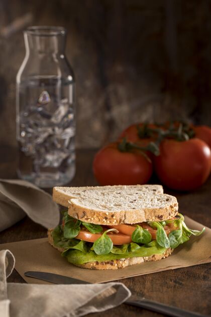 面包带绿色和西红柿的烤面包三明治的正视图水复制空间正餐