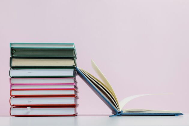 知识彩色书籍与粉红色的背景安排文献信息阅读
