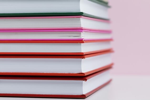 知识彩色书籍与粉红色背景特写阅读排列分类