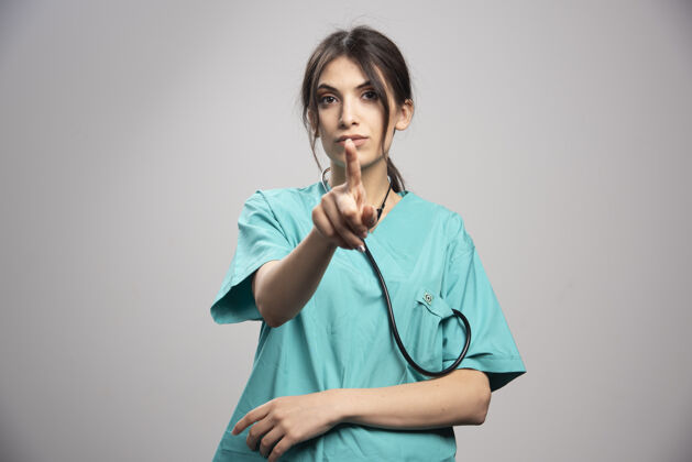 工作女医生戴着听诊器摆姿势的画像成人医院个人